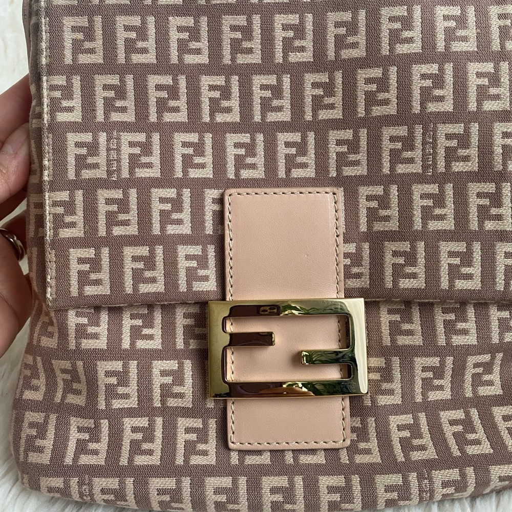 ✅💯Authentic Fendi Zucchino 
Canvas light pink Shoulder Bag Monogram.